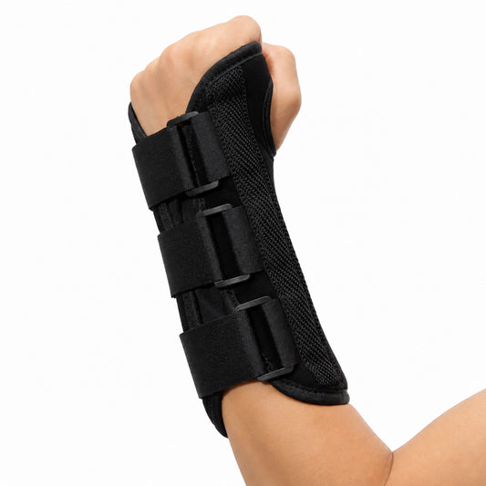 Attelle de poignet stable noire avec renforts et sangles réglables.