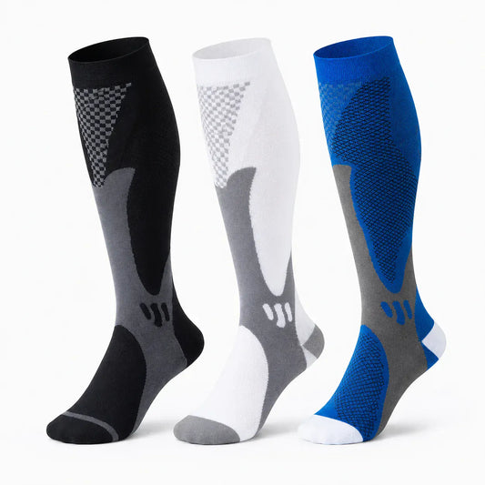 Trois longues chaussettes de compression en noir, blanc et bleu avec un design doux et flexible pour l'entraînement et la vie quotidienne.