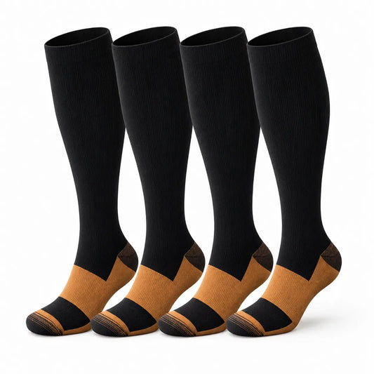 Quatre paires de chaussettes de compression noires avec pied renforcé pour le soutien, le confort et l'amélioration de la circulation sanguine au quotidien.