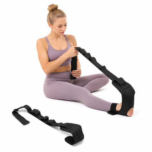 Person använder stretchband för fot och vad