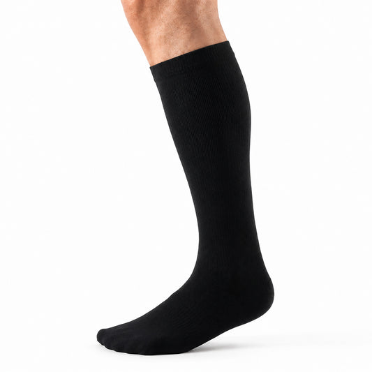 Chaussettes de compression noires sur un modèle, fond blanc